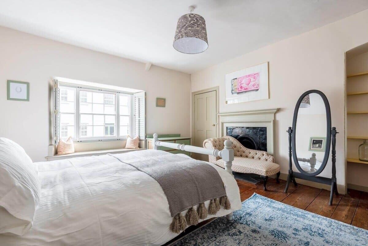 5 bedrooms, desk, iron/ironing board, travel crib
