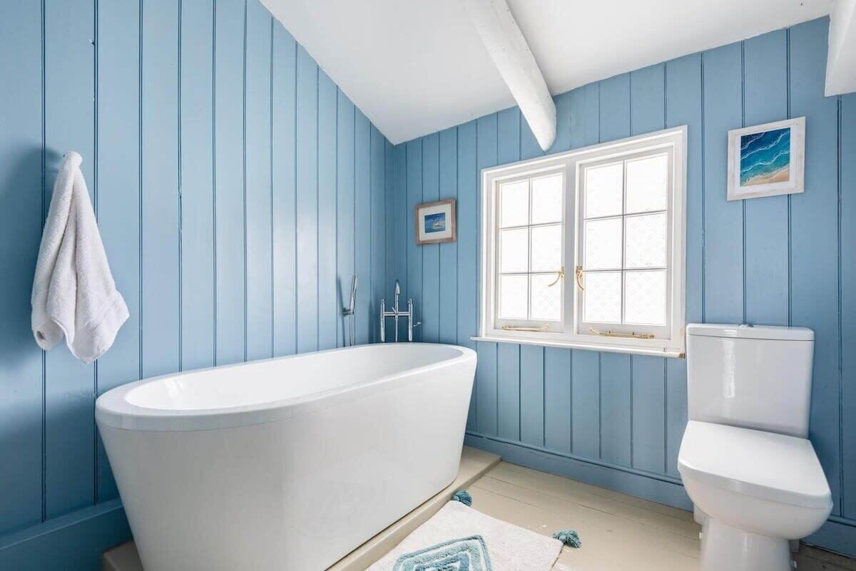 Bathtub, hair dryer, towels