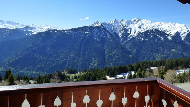 A mountain view from a wooden balcony with heart-shaped cutouts. - 4-Room Mezzanine Apt Les Saisies 10 guests (Villard-sur-Doron)
