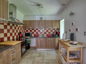 Kjøleskap, mikrobølgeovn, ovn og oppvaskmaskin