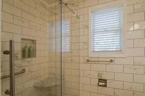 Douche, sèche-cheveux, savon, shampoing