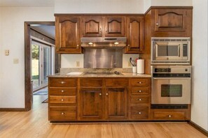 Køleskab, mikrobølgeovn, ovn, kogeplade