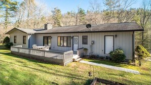 Einbungalow mit Veranda, Satellitenschüssel und kleinem Vorgarten.