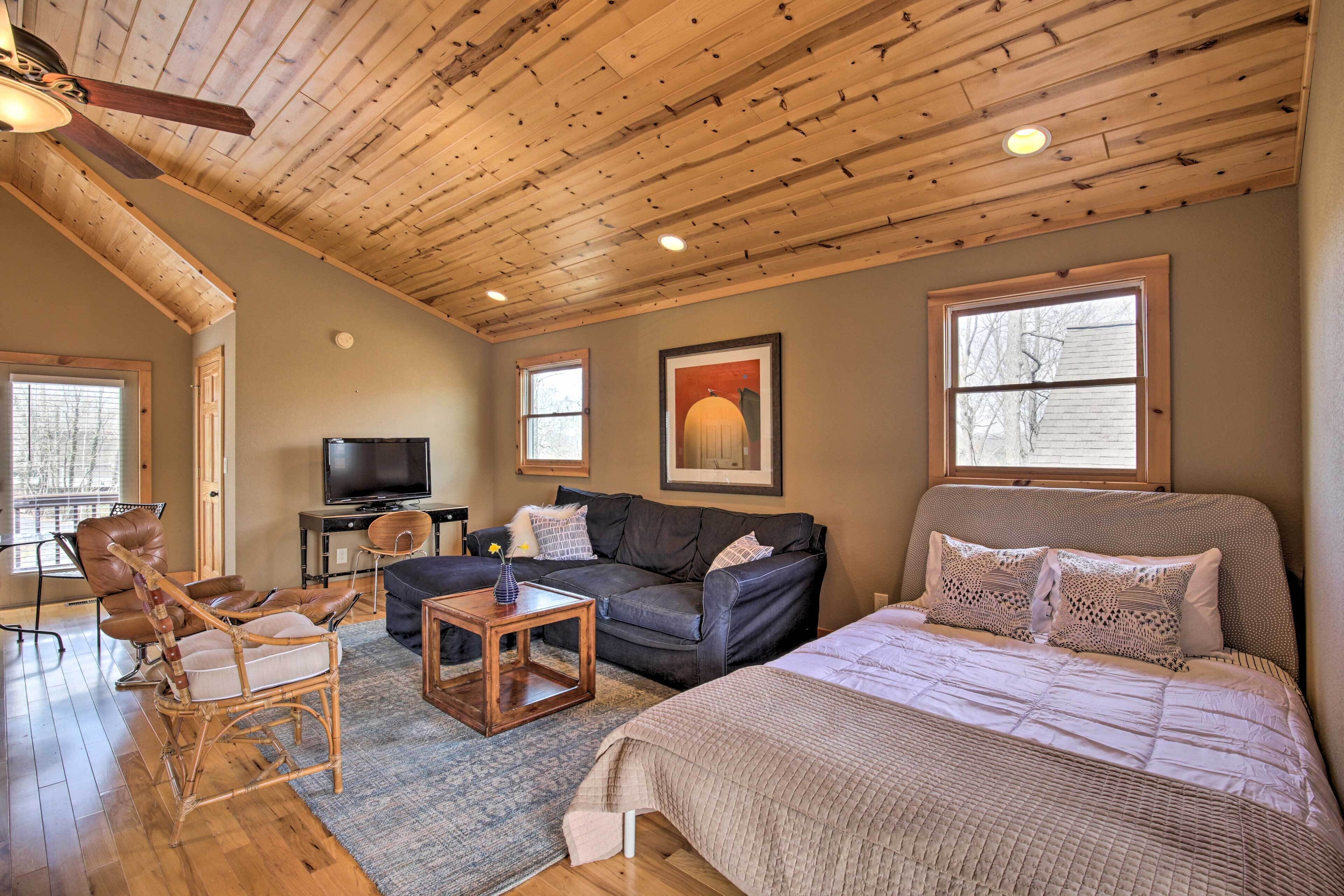 Cozy Hayesville Couples Getaway w/ Marina Access!