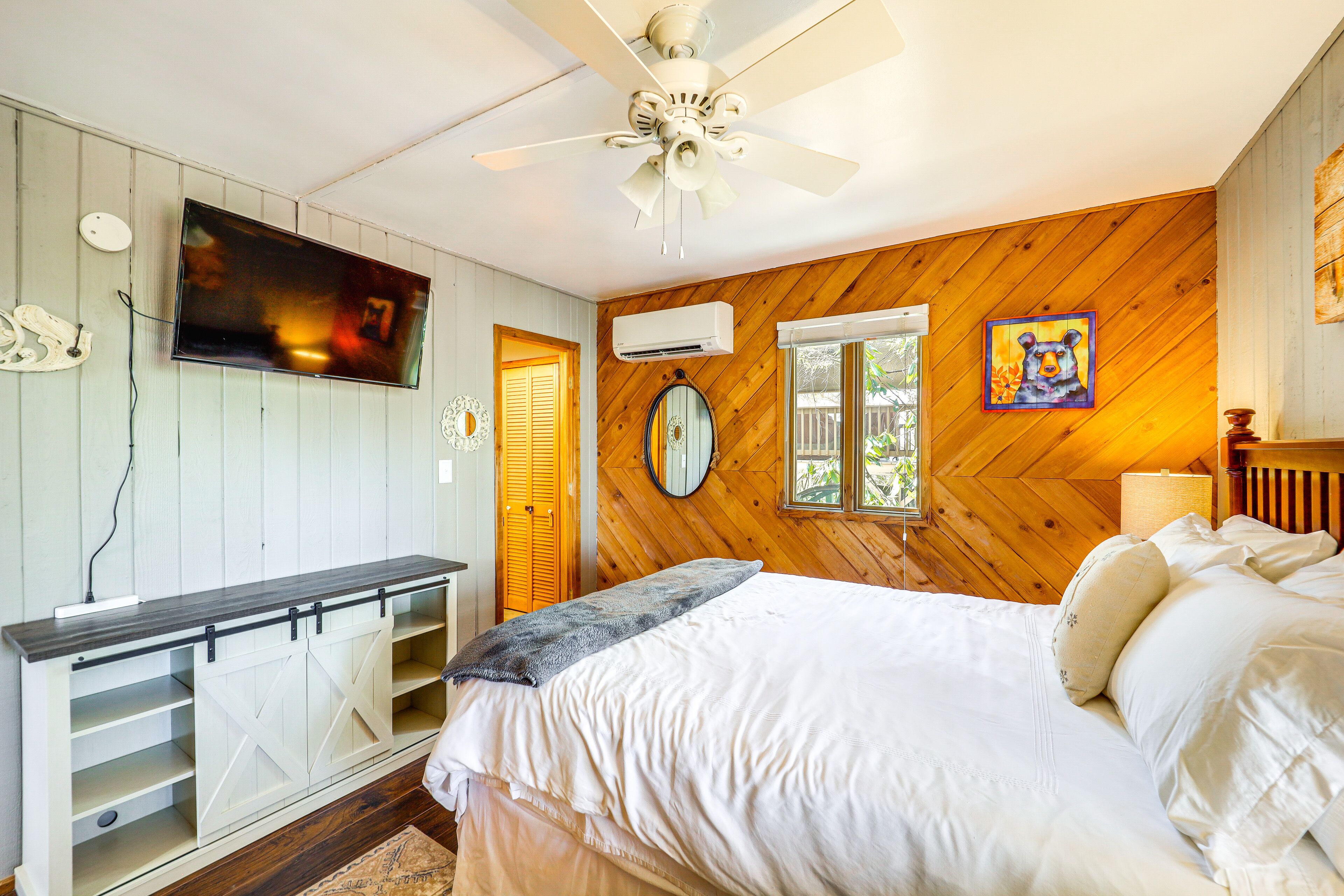2 bedrooms, desk, iron/ironing board, internet