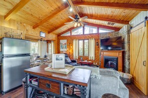 Fernseher, Kamin, DVD-Player, Bücher