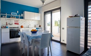 Frigorifero, forno, piano cottura, macchina per tè/caffè