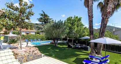 Stunning Villa w/ private pool 33 km to Barcelona!