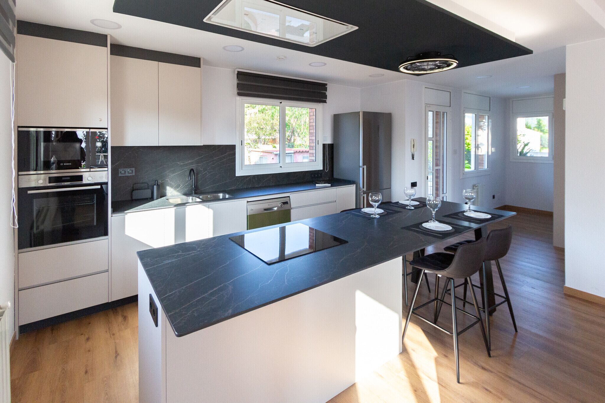 Een koelkast, een magnetron, een oven, een vaatwasser