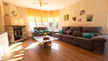 Een televisie, een open haard, tafelvoetbal en een tafeltennistafel