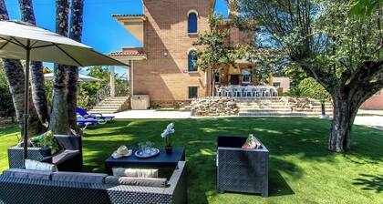 Stunning Villa w/ private pool 33 km to Barcelona!