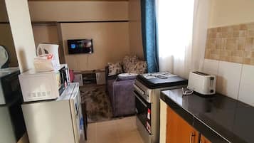 Geladeira, micro-ondas, fogão, cooktop