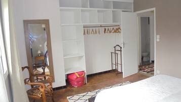 2 slaapkamers, een strijkplank/strijkijzer, gratis wifi, beddengoed