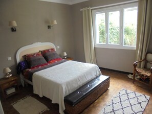 2 عدّة غرف نوم ومكواة/لوح كي وواي فاي مجانًا وملاءات أسرّة