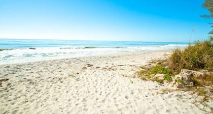 This house is a 3 bedroom(s), 2 bathrooms, located in Venice, FL.