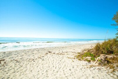 Private pool house near beach!  On desirable Venice Island!