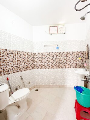 Habitación Deluxe | Baño | Ducha y toallas