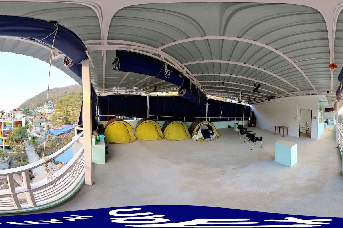 Economy Tent | Soundproofing, free WiFi, bed sheets, wheelchair access