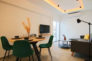 Apartamento de lujo | Zona de estar | Televisión de pantalla plana de 43 pulgadas con canales por cable