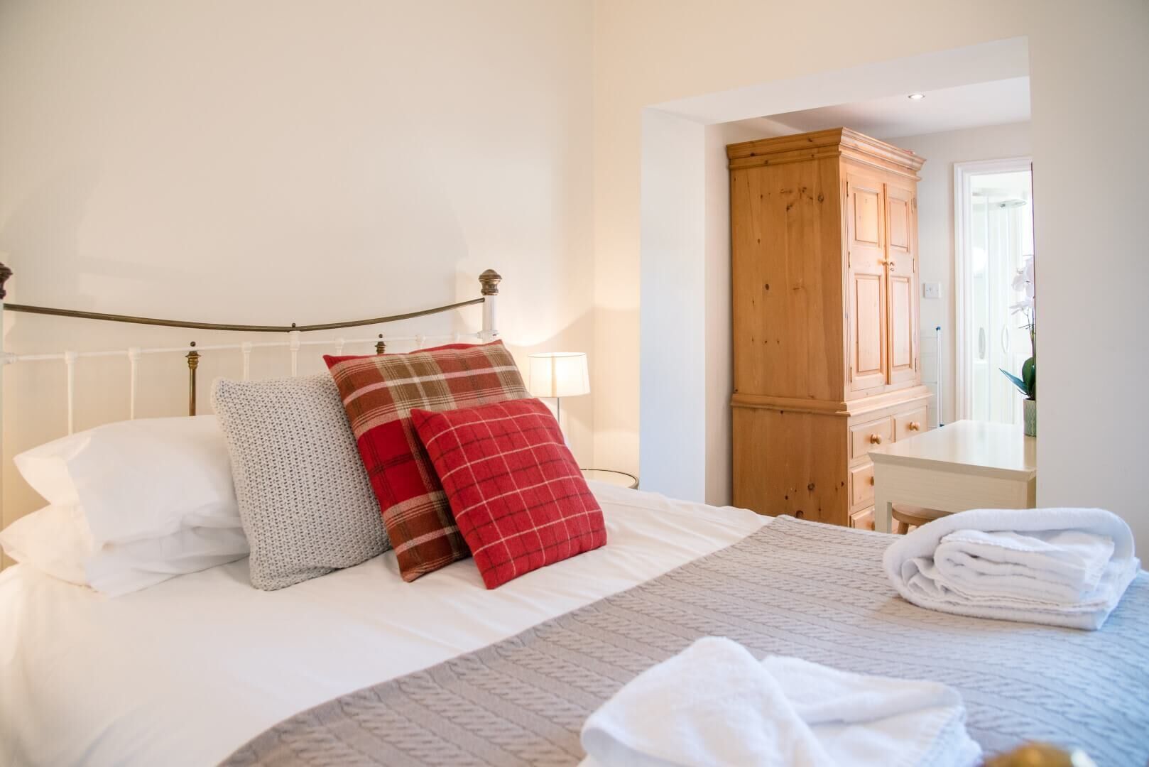 Apartment (3 Bedrooms) | 3 bedrooms, laptop workspace, iron/ironing board, bed sheets