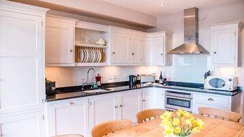 Apartment (3 Bedrooms) | Private kitchen | Microwave, oven, stovetop, dishwasher
