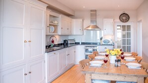 Microwave, oven, stovetop, dishwasher - Tower House, Aldeburgh (Aldeburgh)