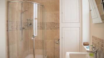 Apartment (3 Bedrooms) | Bathroom | Towels, shampoo