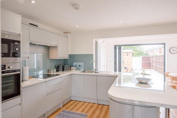 Cottage (3 Bedrooms) | Bếp riêng | Lò vi sóng, lò nướng, máy rửa bát, dụng cụ pha cà phê/trà 