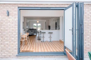 Outdoor dining - 4 Sea View Walk, Pakefield (Lowestoft)