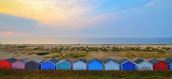 Beach - 4 Sea View Walk, Pakefield (Lowestoft)