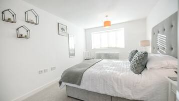 3 bedrooms, laptop workspace, iron/ironing board, bed sheets