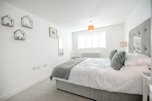 3 bedrooms, laptop workspace, iron/ironing board, bed sheets - The Old Foundry, Long Melford (Sudbury)