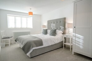 3 間臥室、筆電工作空間、熨斗/熨衣板、床單