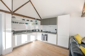 Mikrowelle, Ofen, Herdplatte, Geschirrspüler