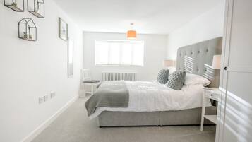 3 kamar tidur, ruang kerja ramah laptop, dan setrika/meja setrika