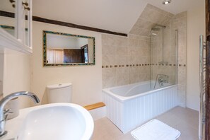 Cottage (3 Bedrooms) | Bathroom