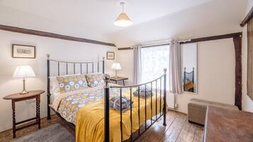 3 bedrooms, laptop workspace, bed sheets