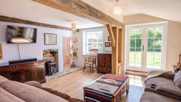 Cottage (3 Bedrooms) | Living room | TV