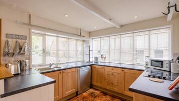 Cottage (3 Bedrooms) | Dapur pribadi | Microwave, oven, kompor, dan mesin pencuci piring