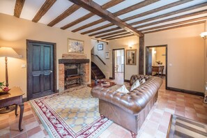 TV - Cliftons Cottage, Clare (Sudbury)