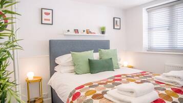 Apartemen (2 Bedrooms) | 2 kamar tidur, ruang kerja ramah laptop, dan setrika/meja setrika