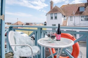 Outdoor dining - Seahorse Cottage, Aldeburgh (Aldeburgh)