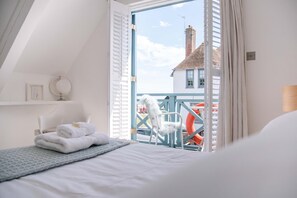2 bedrooms, laptop workspace, iron/ironing board, travel cot - Seahorse Cottage, Aldeburgh (Aldeburgh)
