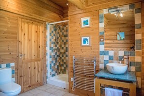 Chalet (1 Bedroom) | Salle de bain | Baignoire, shampoing