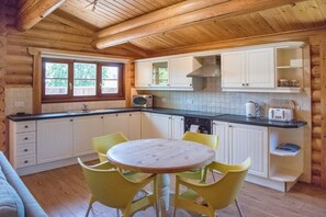 Four, plaque de cuisson, batterie de cuisine, vaisselle et ustensiles