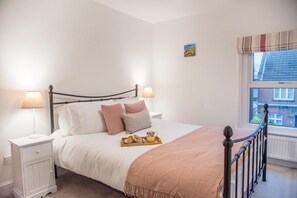 2 bedrooms, laptop workspace, iron/ironing board, bed sheets - Railway Cottage, Aldeburgh (Aldeburgh)
