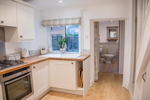 Mikrowelle, Ofen, Herdplatte, Kochgeschirr/Geschirr/Besteck