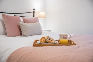 2 bedrooms, laptop workspace, iron/ironing board, bed sheets - Railway Cottage, Aldeburgh (Aldeburgh)