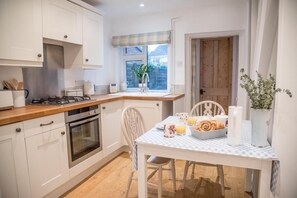 Microwave, oven, stovetop, cookware/dishes/utensils - Railway Cottage, Aldeburgh (Aldeburgh)