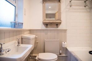 Bathtub, shampoo - Railway Cottage, Aldeburgh (Aldeburgh)